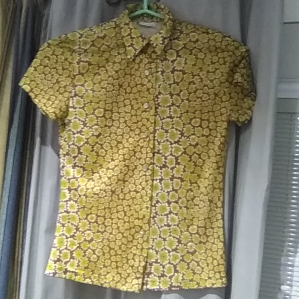 Vintage flowered button up shortsleeve blouse